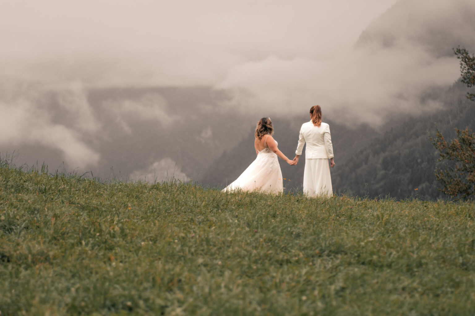 Brautpaarshooting auf der Wiese – authentische Hochzeitsreportage