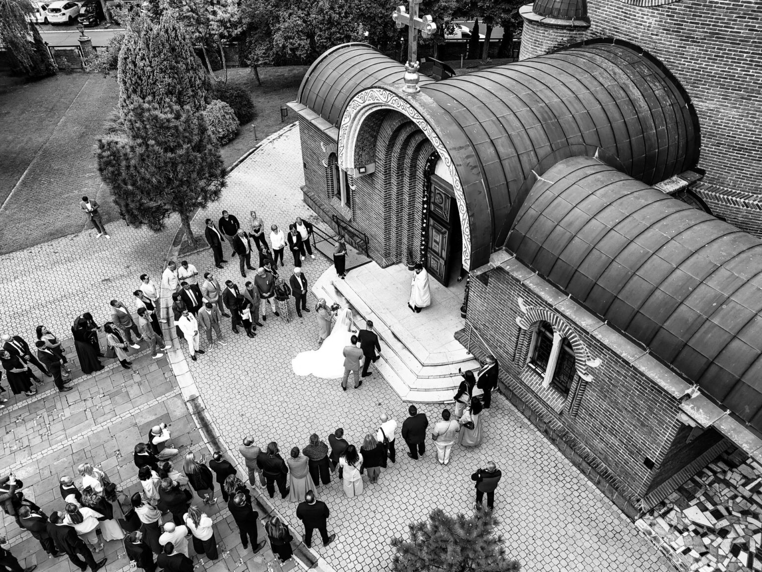 Emotionale Drohnenaufnahme einer Hochzeit – Hochzeitsfotografie aus der Luft