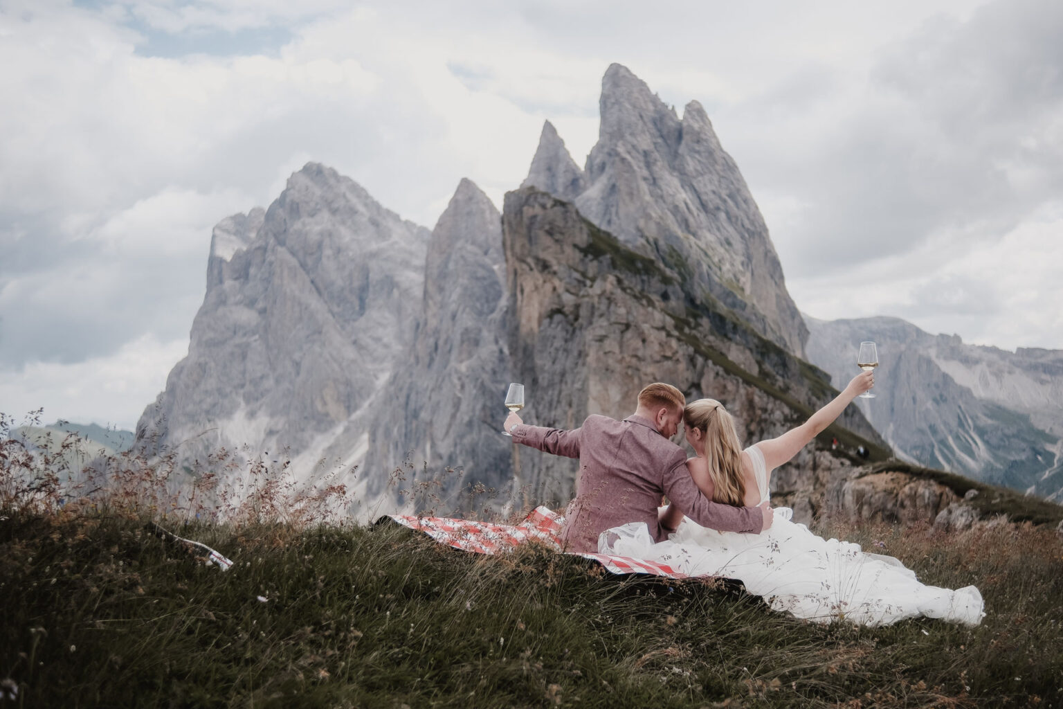 Romantisches Brautpaarshooting in den Bergen – natürliche Hochzeitsfotografie