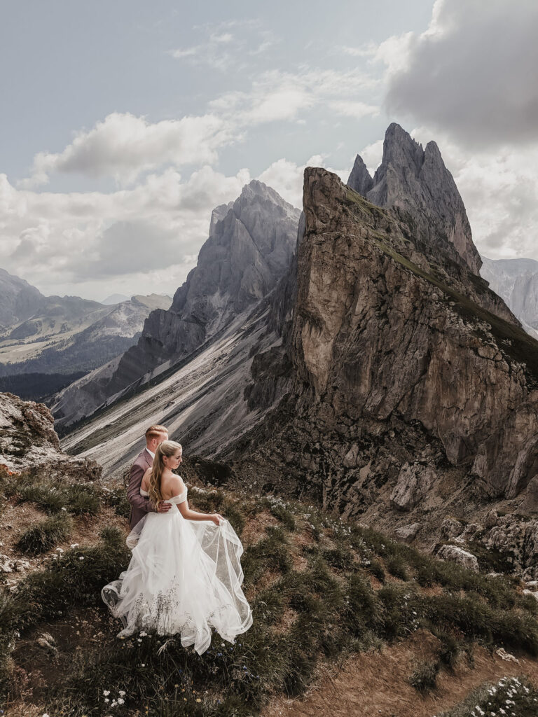 Brautpaar in inniger Umarmung vor atemberaubender Bergkulisse – festgehalten vom Hochzeitsfotograf Karlsruhe Francesco Calarota.